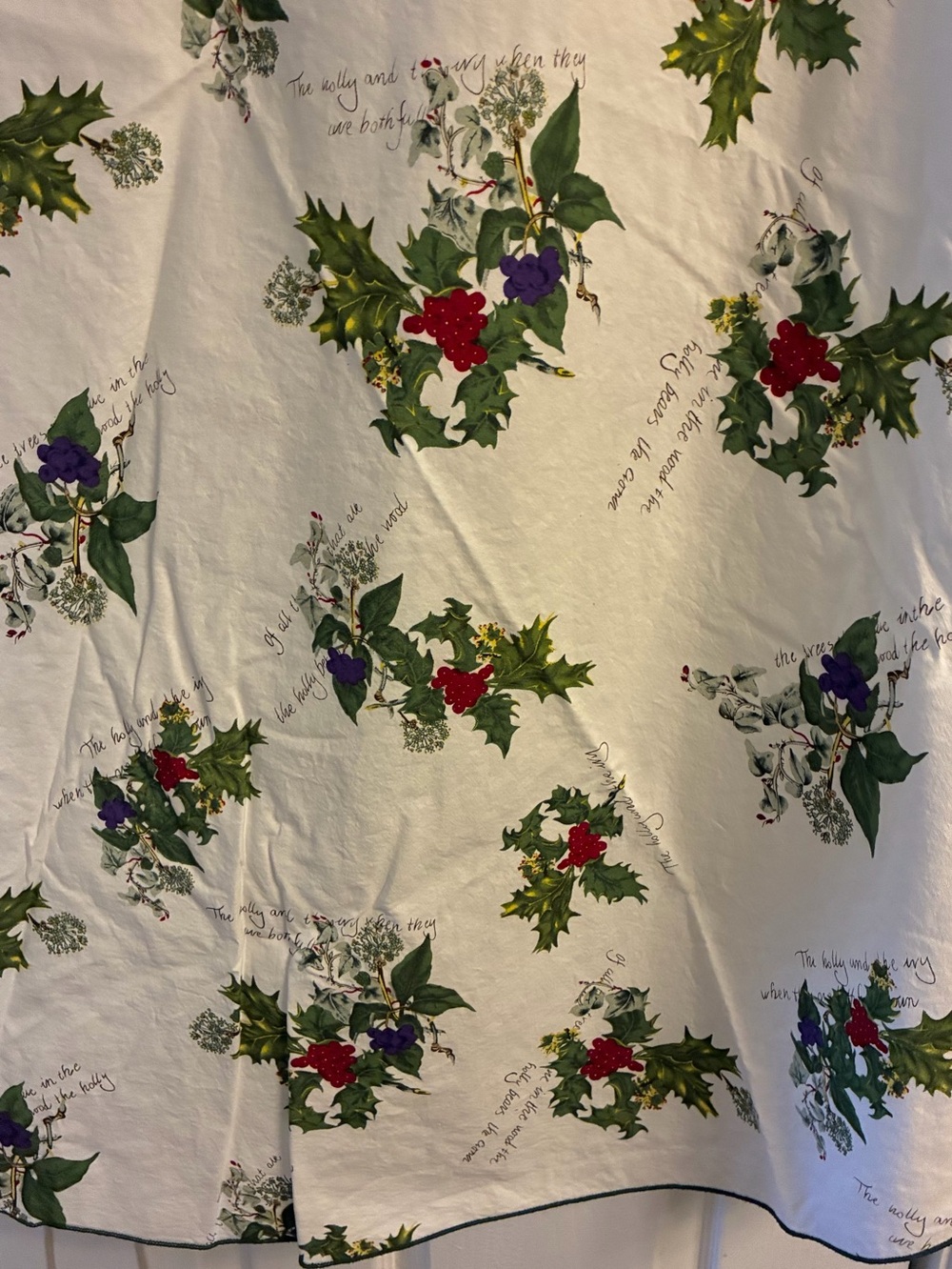 Portmeirion  54” Cotton Christmas “Holly&Ivy” Tablecloth. Like New. Red berries